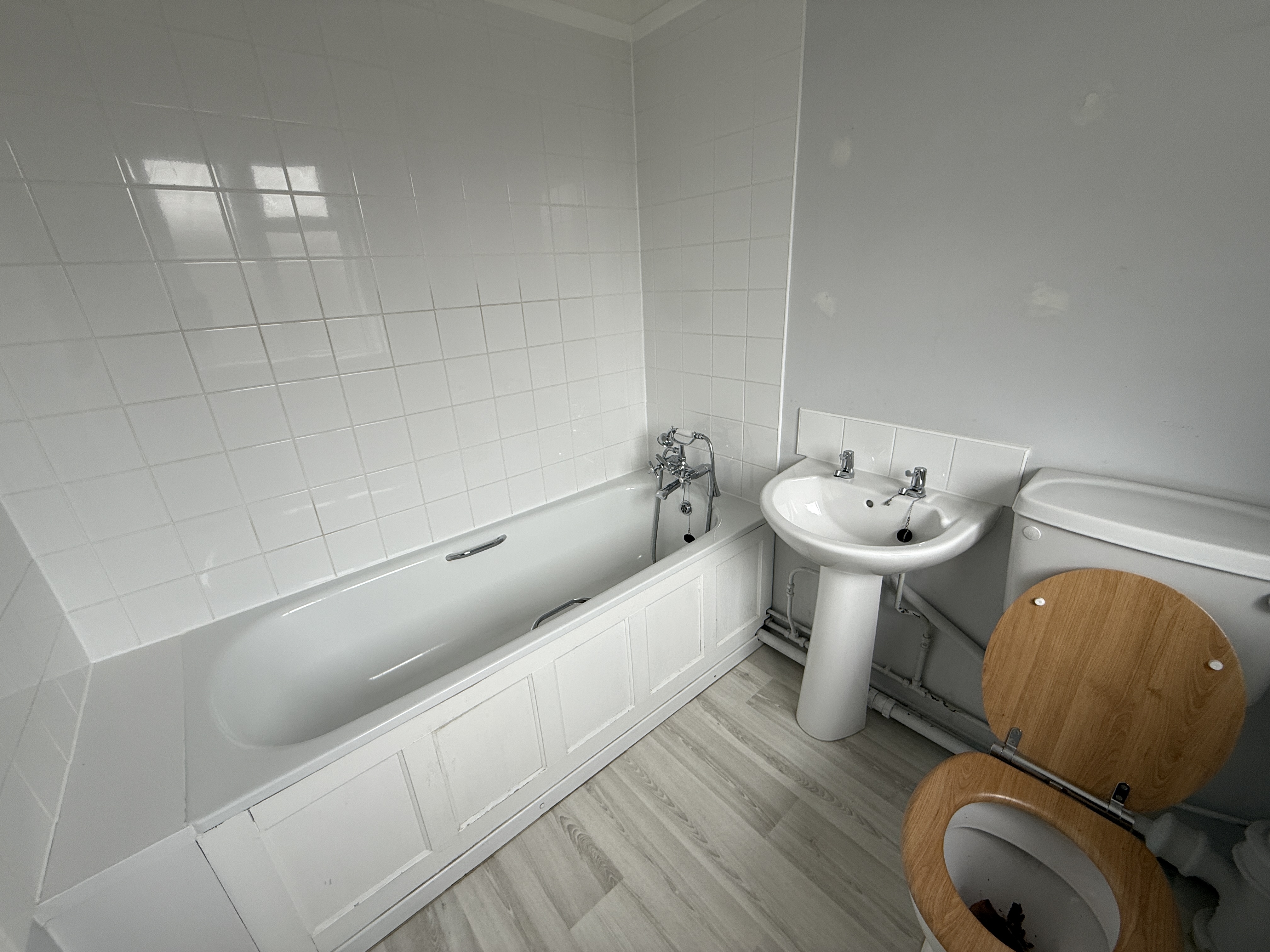 Lot: 11 - HOUSE IN NEED OF IMPROVEMENT - Bathroom of Semi in Wealden Village